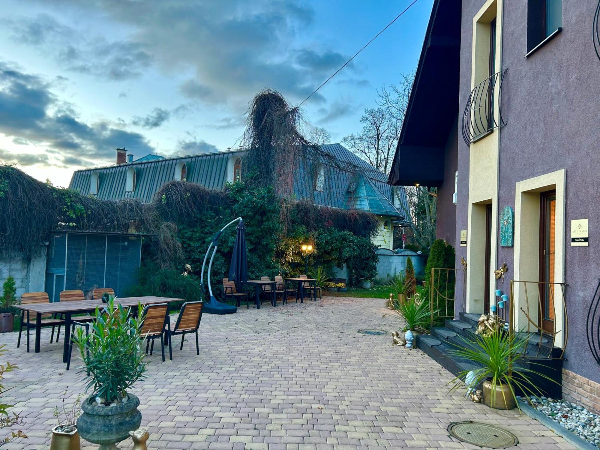 Art Pension Dans Le Parc Banská Bystrica Exterior foto